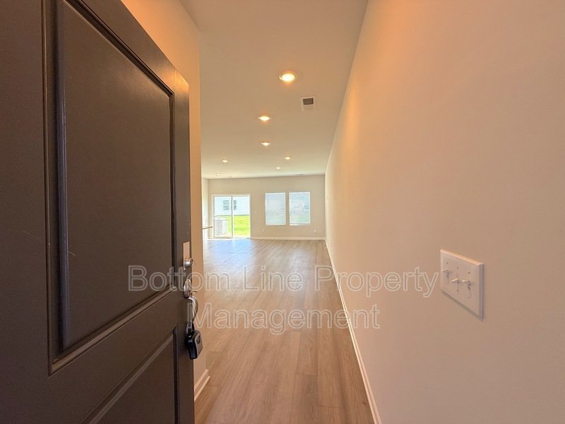 🏡 Modern 3 Bedroom Townhome with 2-Car Garage in Northwest Charlotte! property image