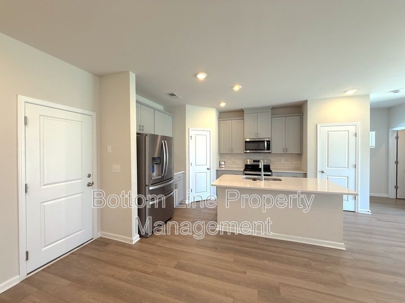 🏡 Modern 3 Bedroom Townhome with 2-Car Garage in Northwest Charlotte! property image