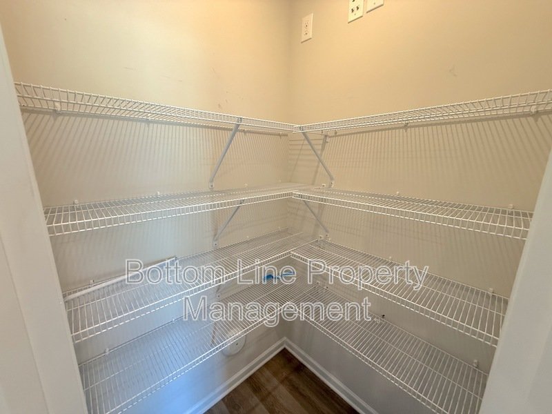 🏡 Modern 3 Bedroom Townhome with 2-Car Garage in Northwest Charlotte! property image