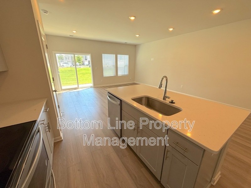 🏡 Modern 3 Bedroom Townhome with 2-Car Garage in Northwest Charlotte! property image