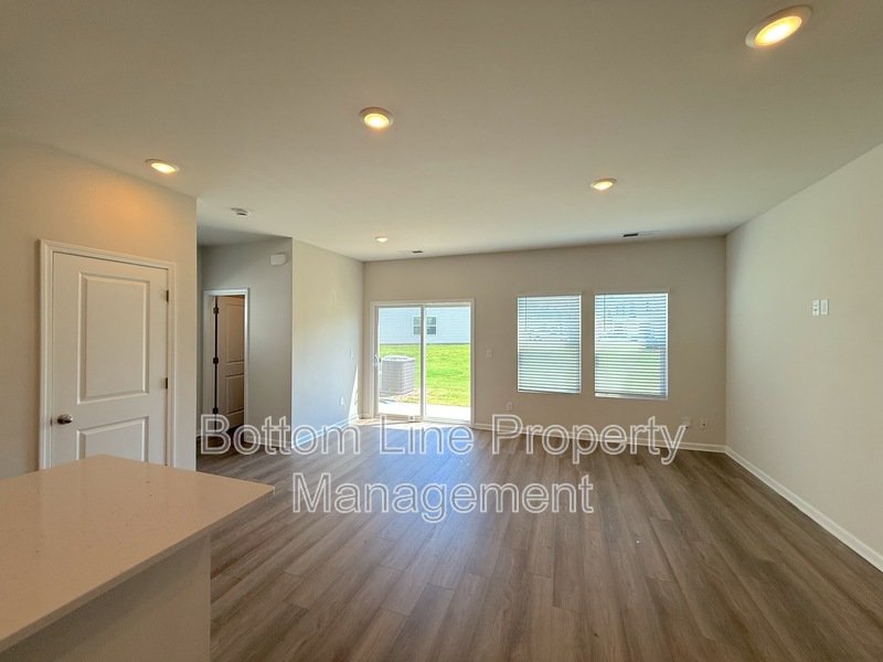 🏡 Modern 3 Bedroom Townhome with 2-Car Garage in Northwest Charlotte! property image