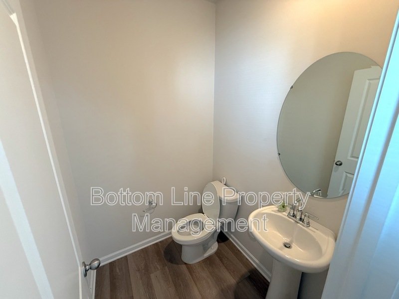 🏡 Modern 3 Bedroom Townhome with 2-Car Garage in Northwest Charlotte! property image