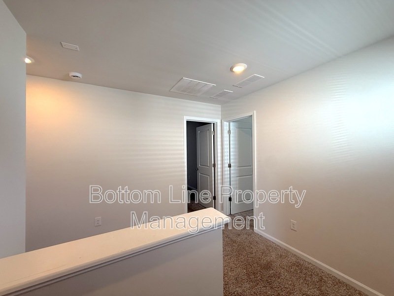 🏡 Modern 3 Bedroom Townhome with 2-Car Garage in Northwest Charlotte! property image