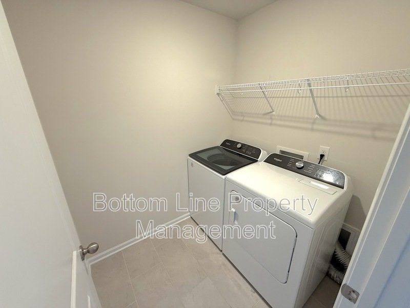 🏡 Modern 3 Bedroom Townhome with 2-Car Garage in Northwest Charlotte! property image