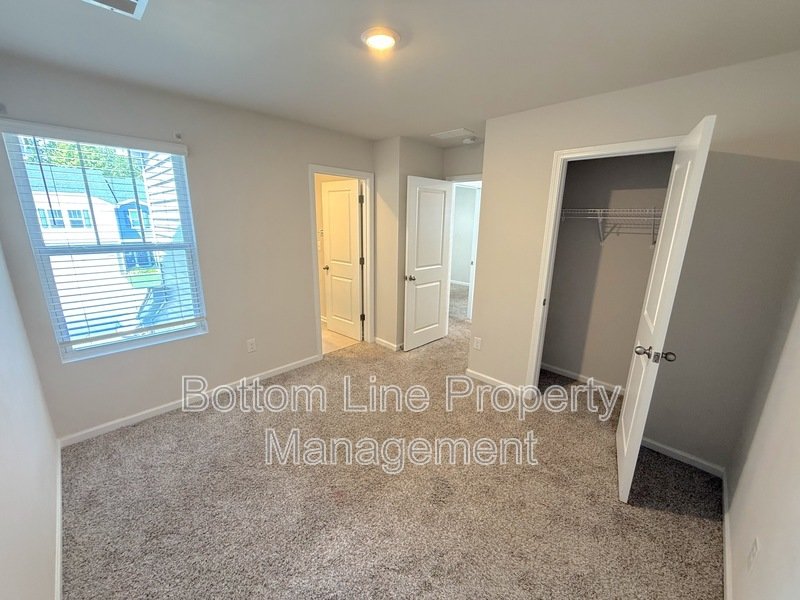🏡 Modern 3 Bedroom Townhome with 2-Car Garage in Northwest Charlotte! property image