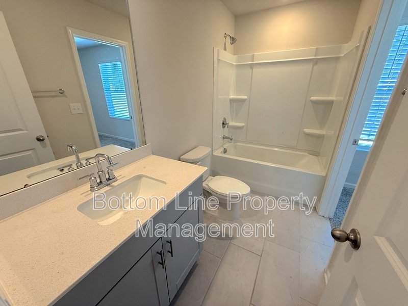 🏡 Modern 3 Bedroom Townhome with 2-Car Garage in Northwest Charlotte! property image
