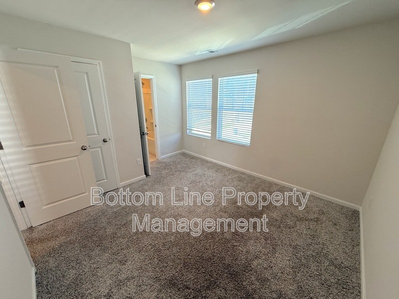 🏡 Modern 3 Bedroom Townhome with 2-Car Garage in Northwest Charlotte! property image