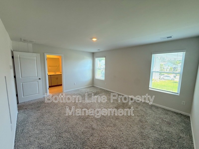 🏡 Modern 3 Bedroom Townhome with 2-Car Garage in Northwest Charlotte! property image