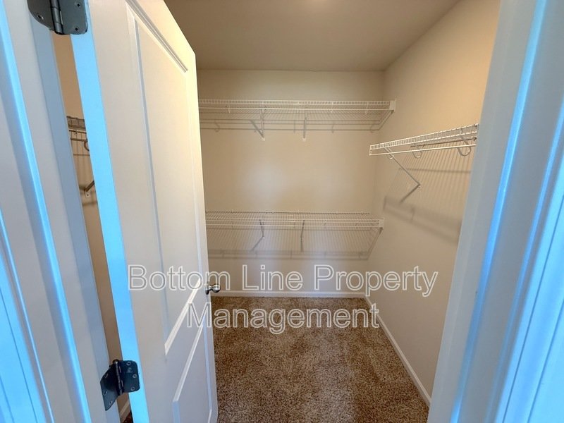 🏡 Modern 3 Bedroom Townhome with 2-Car Garage in Northwest Charlotte! property image