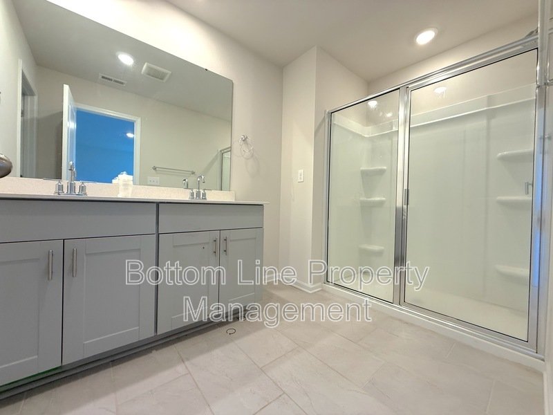 🏡 Modern 3 Bedroom Townhome with 2-Car Garage in Northwest Charlotte! property image