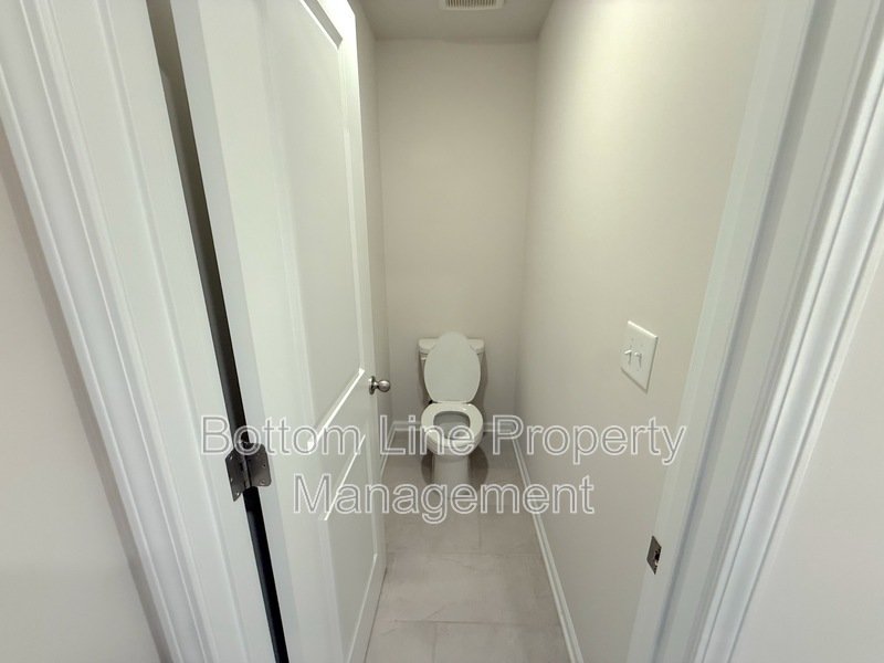 🏡 Modern 3 Bedroom Townhome with 2-Car Garage in Northwest Charlotte! property image