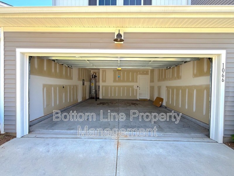 🏡 Modern 3 Bedroom Townhome with 2-Car Garage in Northwest Charlotte! property image