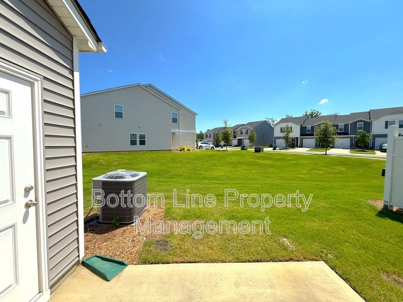 🏡 Modern 3 Bedroom Townhome with 2-Car Garage in Northwest Charlotte! property image