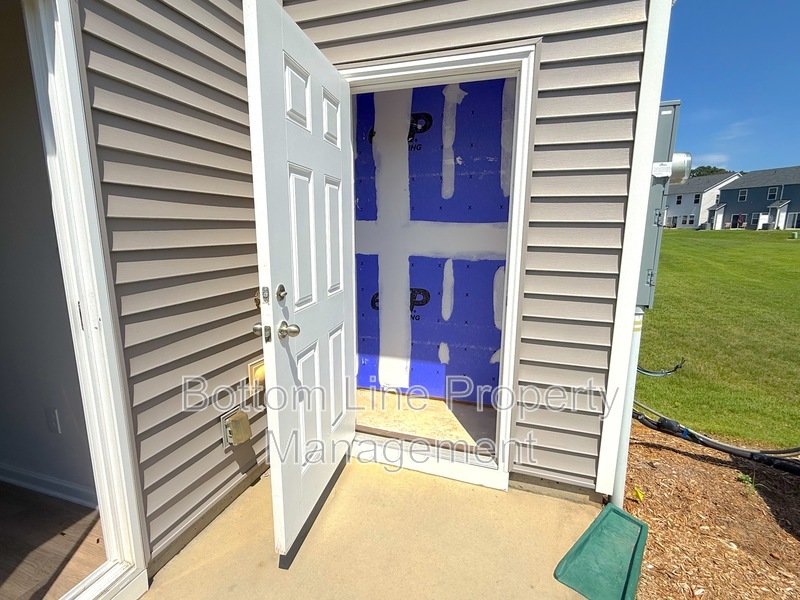 🏡 Modern 3 Bedroom Townhome with 2-Car Garage in Northwest Charlotte! property image