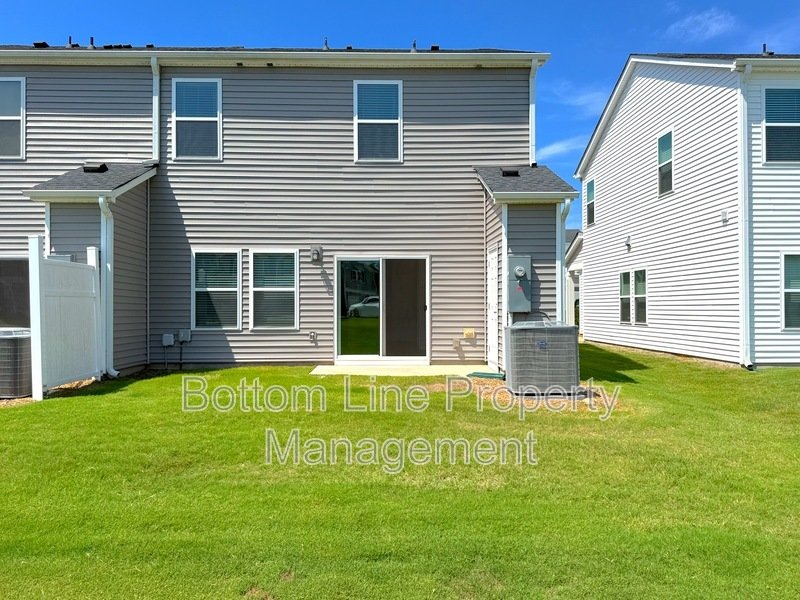 🏡 Modern 3 Bedroom Townhome with 2-Car Garage in Northwest Charlotte! property image