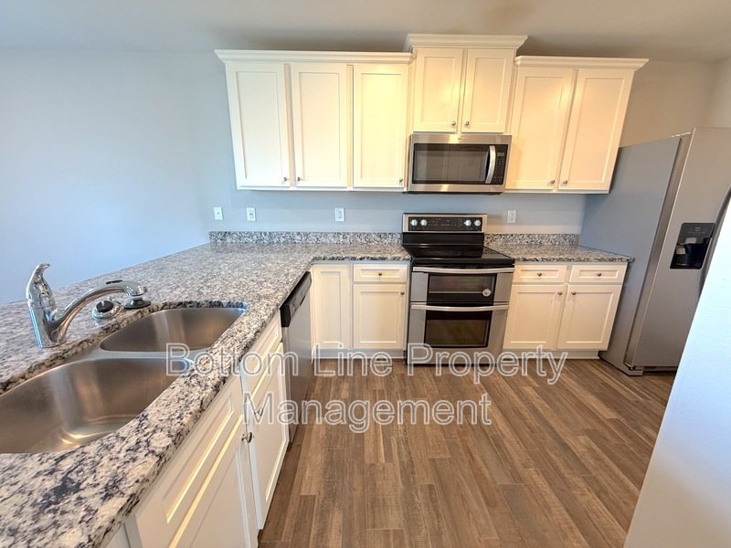 Spacious Home, Ready for Move-in in a Desired Area - MOVE-IN Special! property image