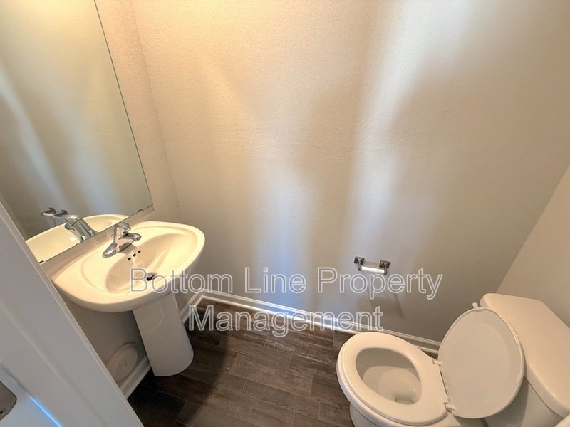 Spacious Home, Ready for Move-in in a Desired Area - MOVE-IN Special! property image