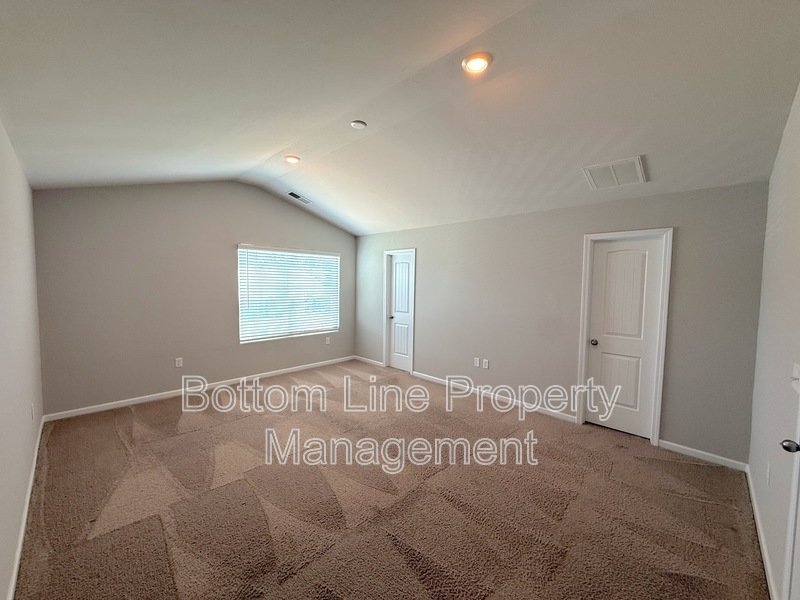 Spacious Home, Ready for Move-in in a Desired Area - MOVE-IN Special! property image