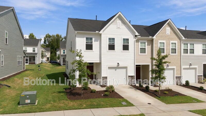 Stunning 3-Bedroom End-Unit Townhome with Garage & Screened Porch – In Pool Community property image