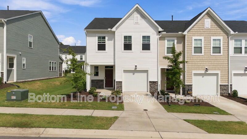Stunning 3-Bedroom End-Unit Townhome with Garage & Screened Porch – In Pool Community property image