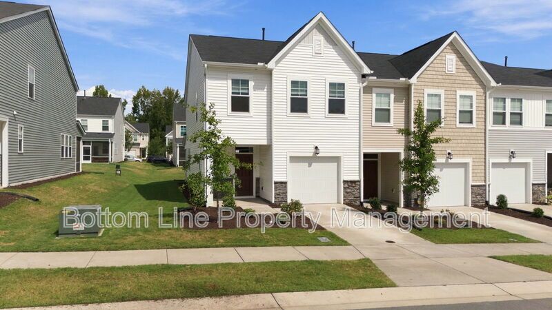 Stunning 3-Bedroom End-Unit Townhome with Garage & Screened Porch – In Pool Community property image