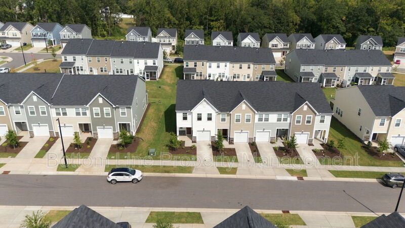 Stunning 3-Bedroom End-Unit Townhome with Garage & Screened Porch – In Pool Community property image