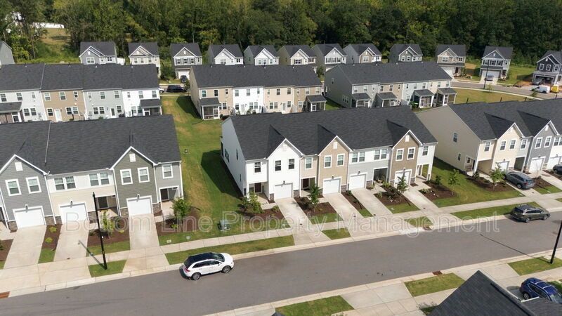Stunning 3-Bedroom End-Unit Townhome with Garage & Screened Porch – In Pool Community property image
