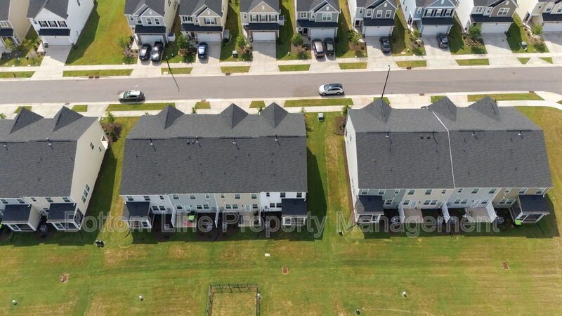 Stunning 3-Bedroom End-Unit Townhome with Garage & Screened Porch – In Pool Community property image