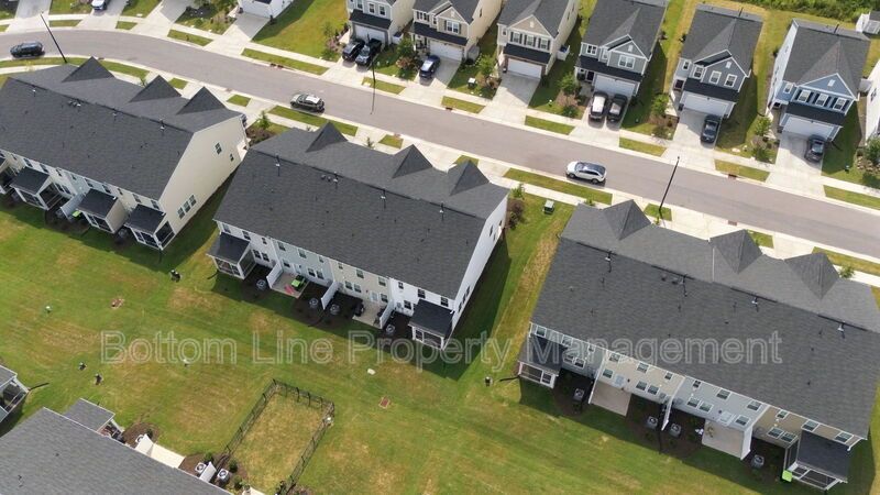 Stunning 3-Bedroom End-Unit Townhome with Garage & Screened Porch – In Pool Community property image