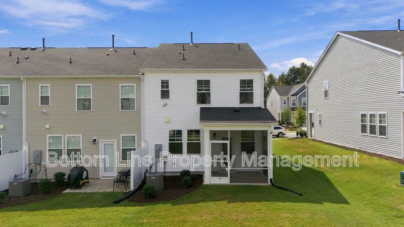Stunning 3-Bedroom End-Unit Townhome with Garage & Screened Porch – In Pool Community property image
