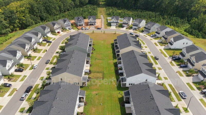 Stunning 3-Bedroom End-Unit Townhome with Garage & Screened Porch – In Pool Community property image