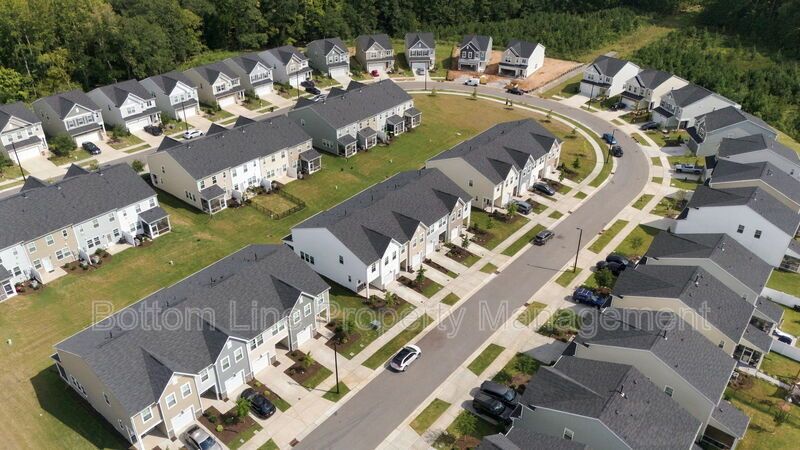Stunning 3-Bedroom End-Unit Townhome with Garage & Screened Porch – In Pool Community property image