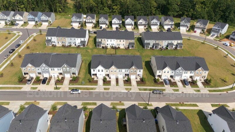 Stunning 3-Bedroom End-Unit Townhome with Garage & Screened Porch – In Pool Community property image