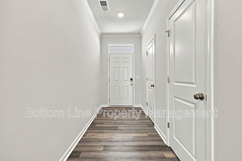 Stunning 3-Bedroom End-Unit Townhome with Garage & Screened Porch – In Pool Community property image