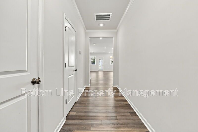 Stunning 3-Bedroom End-Unit Townhome with Garage & Screened Porch – In Pool Community property image