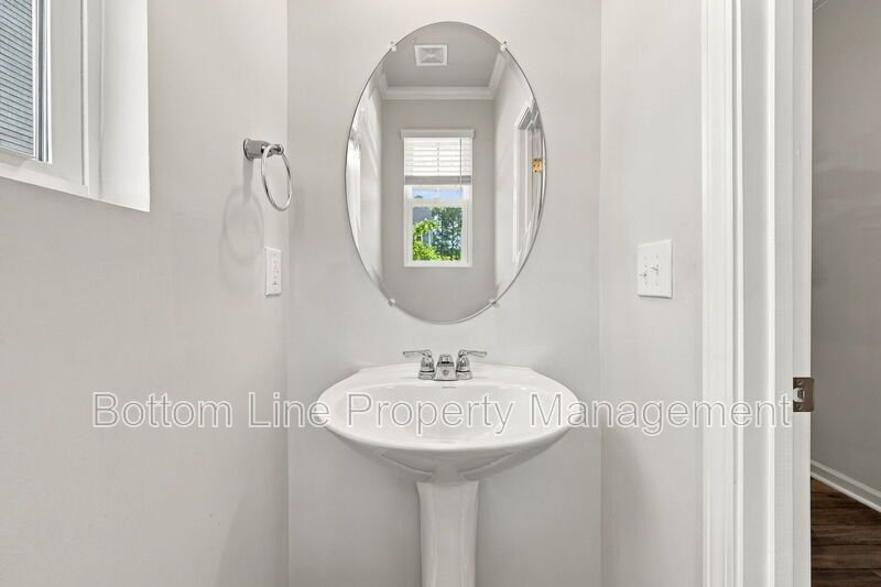 Stunning 3-Bedroom End-Unit Townhome with Garage & Screened Porch – In Pool Community property image