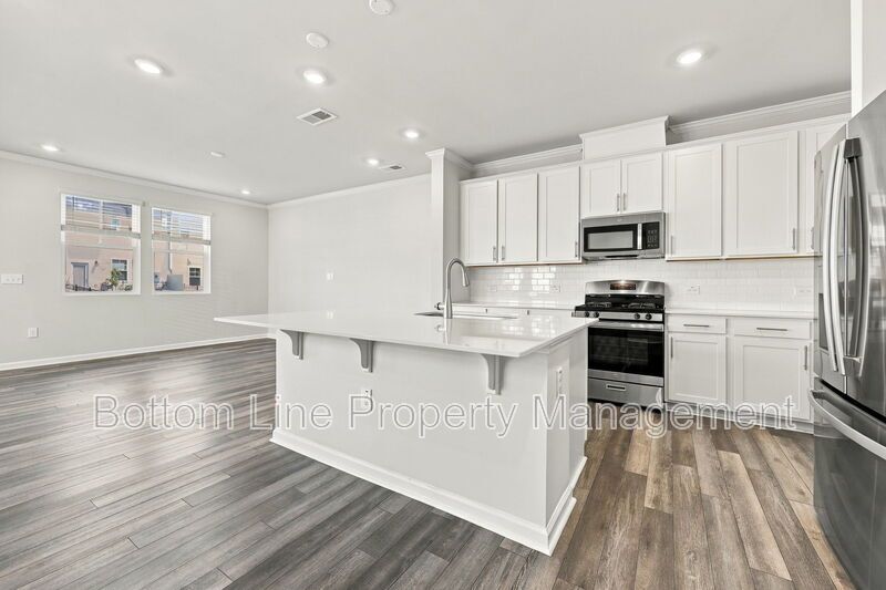 Stunning 3-Bedroom End-Unit Townhome with Garage & Screened Porch – In Pool Community property image