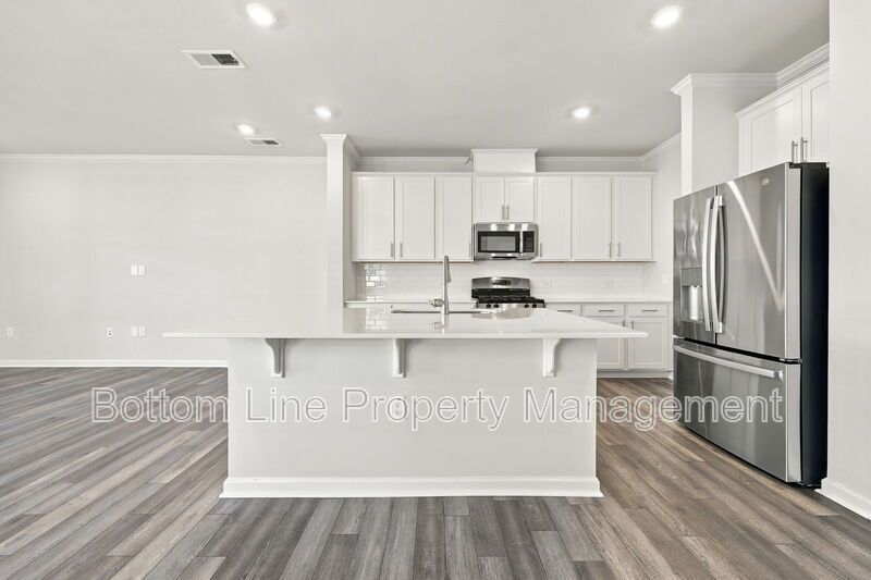 Stunning 3-Bedroom End-Unit Townhome with Garage & Screened Porch – In Pool Community property image