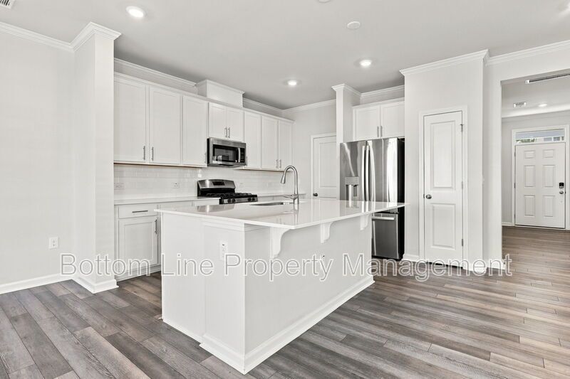 Stunning 3-Bedroom End-Unit Townhome with Garage & Screened Porch – In Pool Community property image