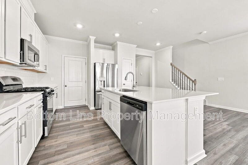 Stunning 3-Bedroom End-Unit Townhome with Garage & Screened Porch – In Pool Community property image