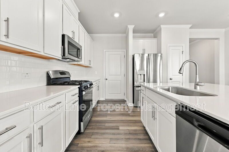 Stunning 3-Bedroom End-Unit Townhome with Garage & Screened Porch – In Pool Community property image