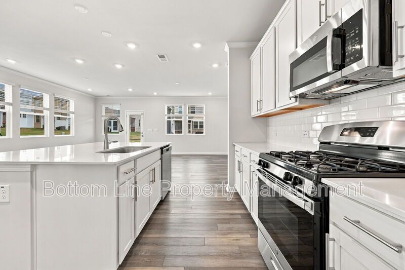Stunning 3-Bedroom End-Unit Townhome with Garage & Screened Porch – In Pool Community property image