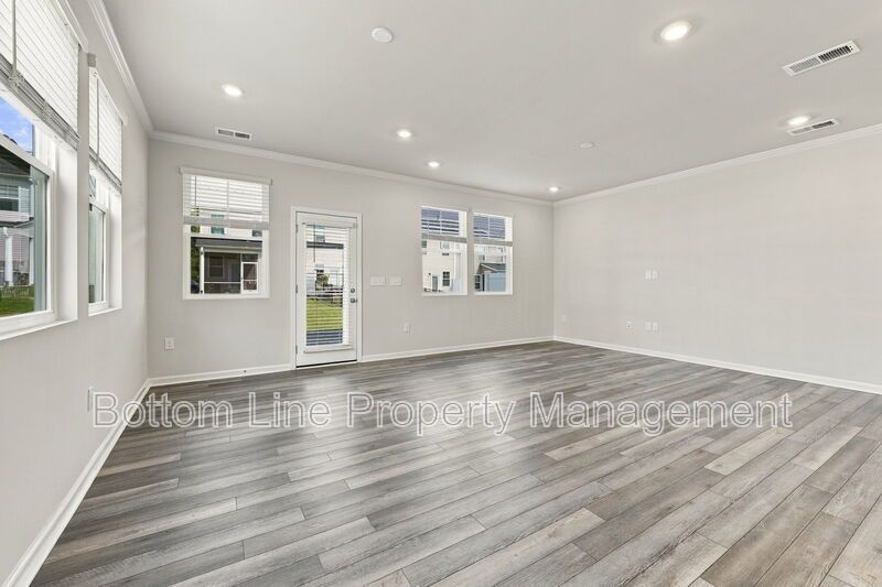 Stunning 3-Bedroom End-Unit Townhome with Garage & Screened Porch – In Pool Community property image