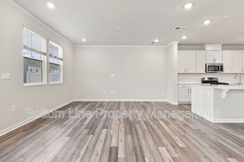Stunning 3-Bedroom End-Unit Townhome with Garage & Screened Porch – In Pool Community property image