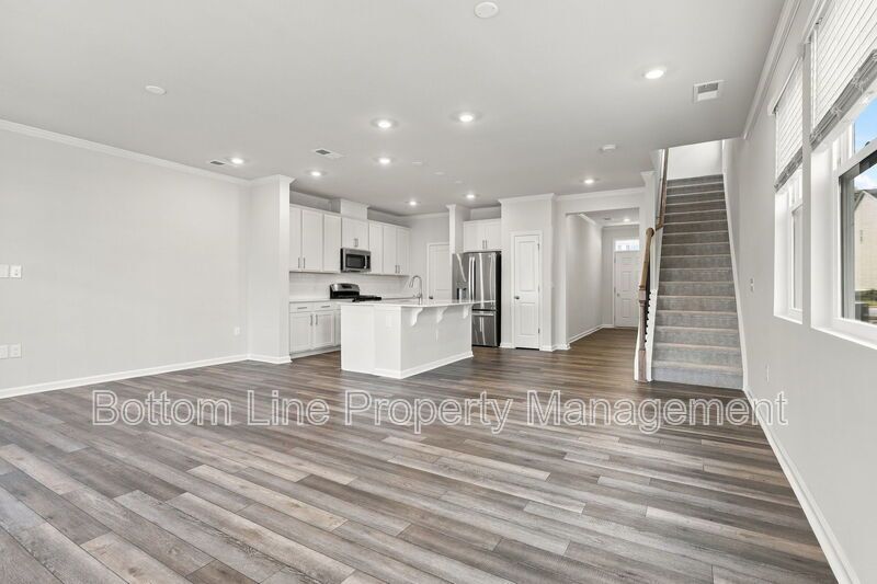 Stunning 3-Bedroom End-Unit Townhome with Garage & Screened Porch – In Pool Community property image