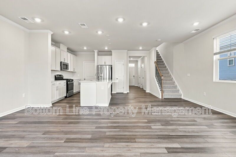 Stunning 3-Bedroom End-Unit Townhome with Garage & Screened Porch – In Pool Community property image