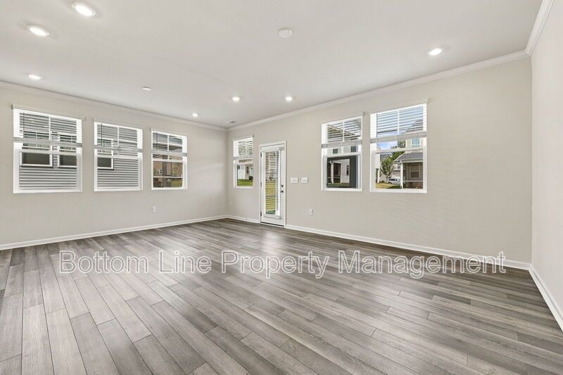 Stunning 3-Bedroom End-Unit Townhome with Garage & Screened Porch – In Pool Community property image