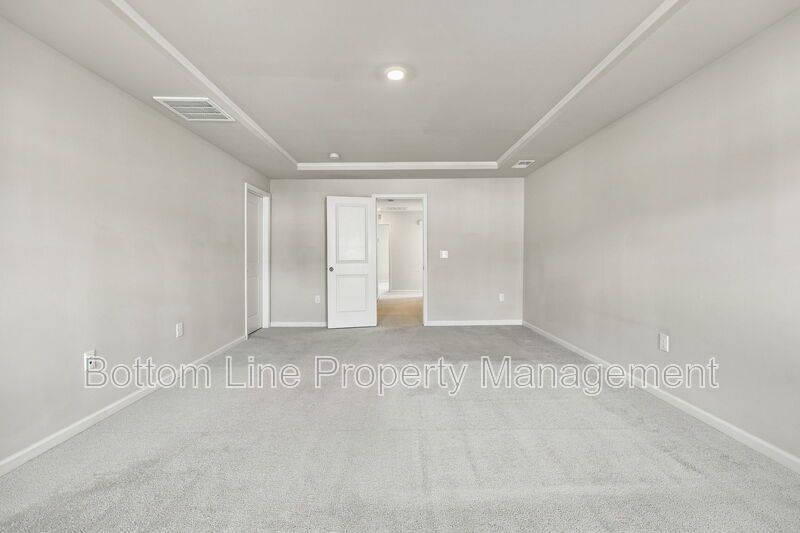 Stunning 3-Bedroom End-Unit Townhome with Garage & Screened Porch – In Pool Community property image