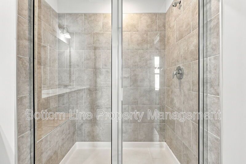 Stunning 3-Bedroom End-Unit Townhome with Garage & Screened Porch – In Pool Community property image