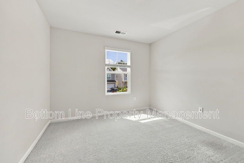 Stunning 3-Bedroom End-Unit Townhome with Garage & Screened Porch – In Pool Community property image